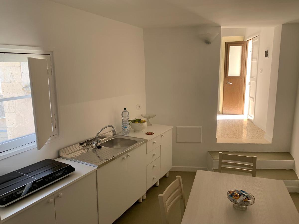 Palazzo Moschettini Apartment มาร์ตาโน ภายนอก รูปภาพ